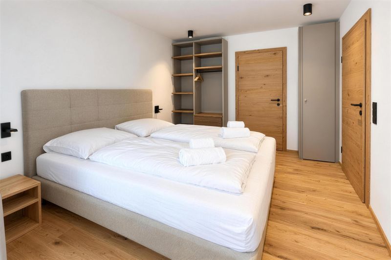 Schlafzimmer 2 mit Doppelbett, Regal und Kleiderschrank