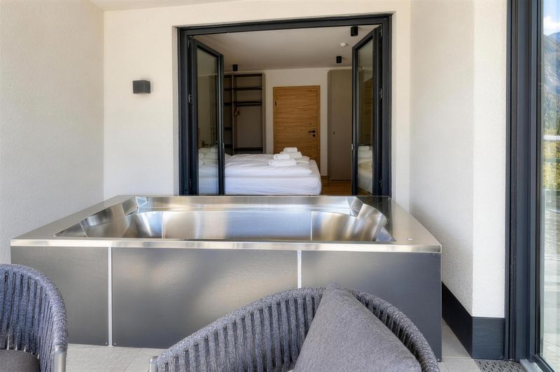 Beheizte Edelstahl-Außenbadewanne auf dem Balkon vor dem Schlafzimmer
