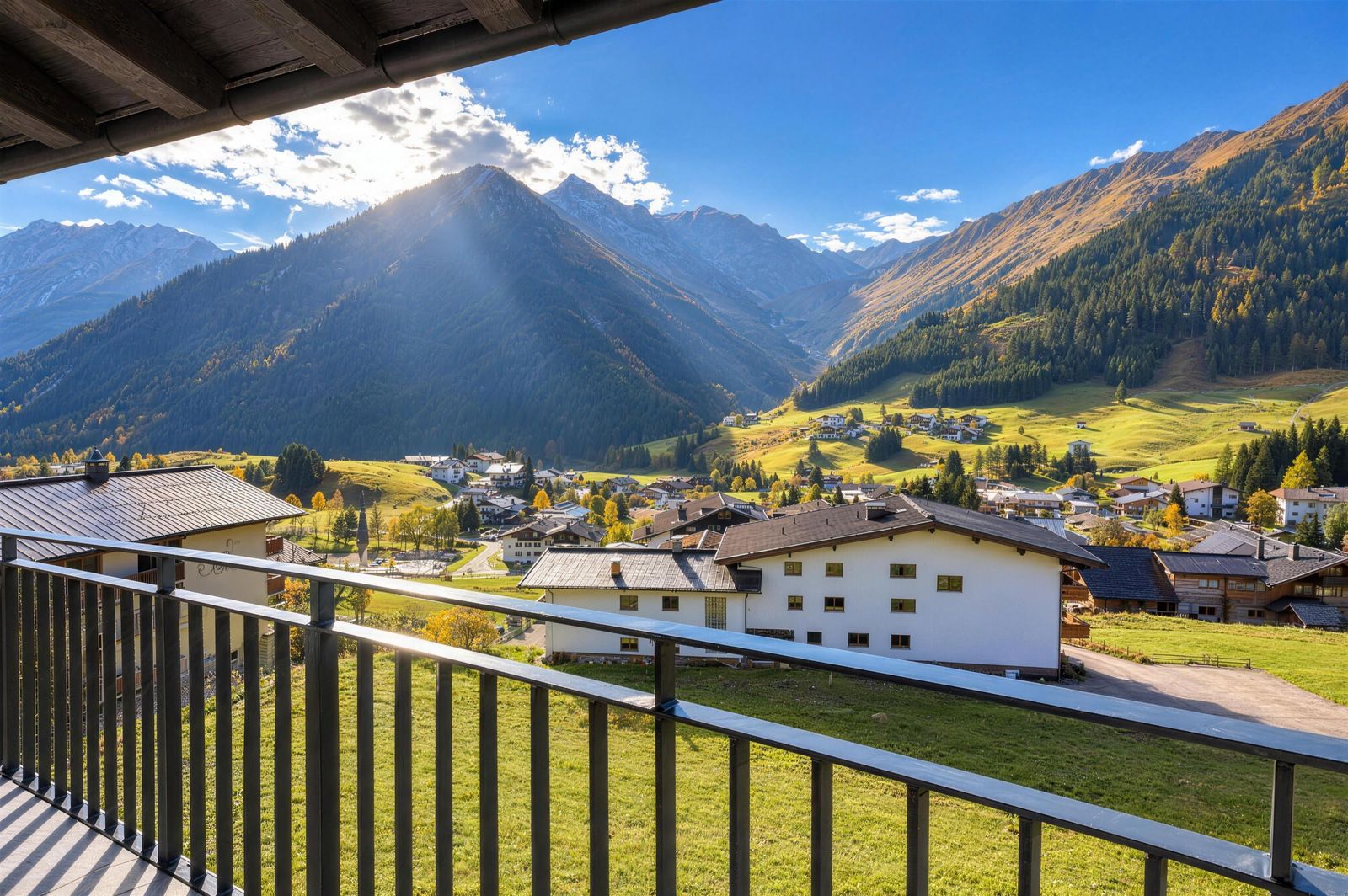 Ausblick vom Balkon der Lodge auf Berwang und die Berge