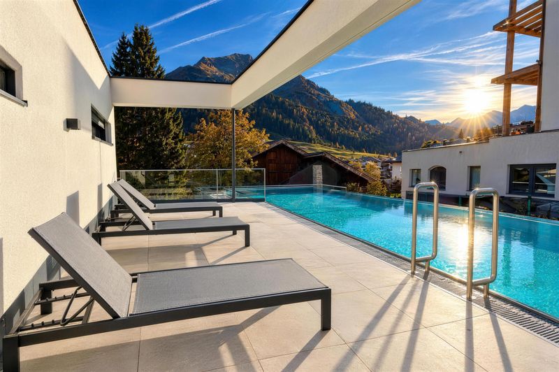 Sonnenliegen neben dem Pool auf der Dachterrasse