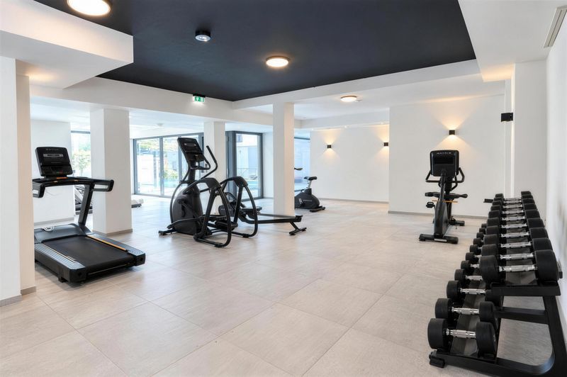 Fitnessraum mit Laufband, Crosstrainer, Ergometer und Hanteln